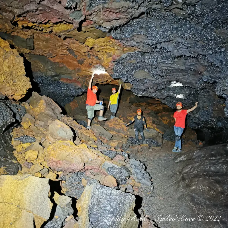 Stalactites de lave et concrétions volcaniques sur la voûte du tunnel.